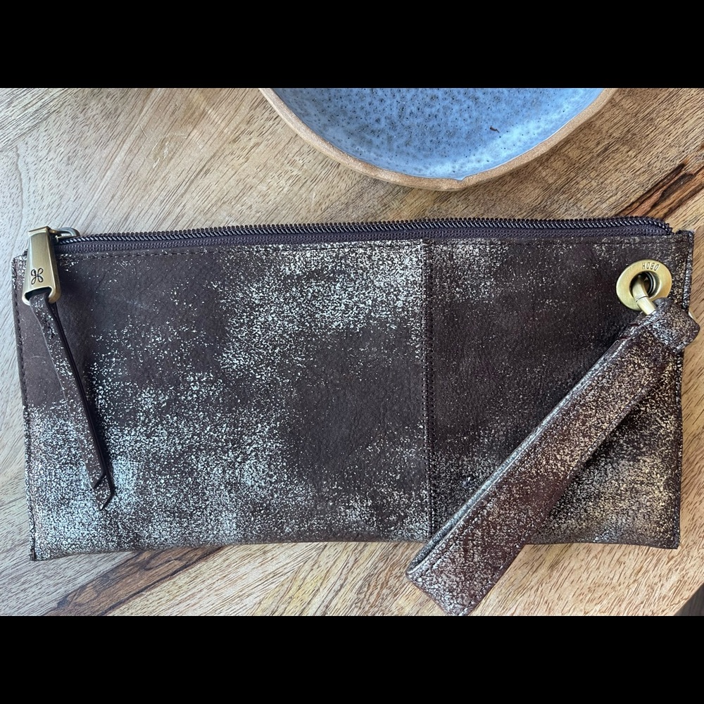 A HOBO icon and best seller, Vida is a
clutch with wrist strap. Limited edition.